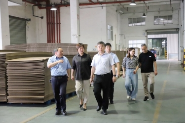 平湖市委常委、副市長(zhǎng)張斌蒞臨景興紙業(yè)全資子公司平湖景包調(diào)研殘疾人就業(yè)工作