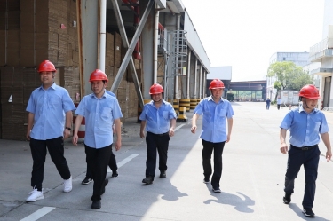 送清涼、致敬意！公司董事長(zhǎng)朱在龍帶隊(duì)慰問(wèn)一線勞動(dòng)者